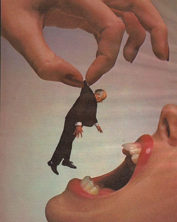 Collage d’une main géante qui tient un homme en costume au-dessus d’une bouche grande ouverte