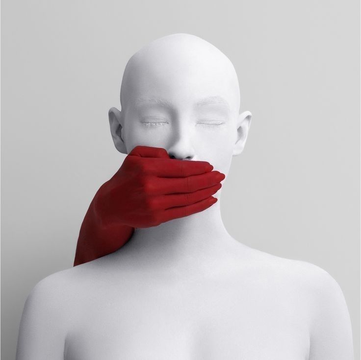 Buste blanc aux yeux fermés dont la bouche est couverte par une main rouge